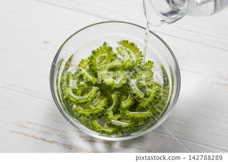 當你把水倒入玻璃碗裡的苦瓜中時 當你把水倒入玻璃碗裡的苦瓜中時 142788289