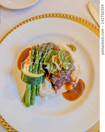 Braised beef short rib with mashed potatoes asparagus Braised beef short rib with mashed potatoes asparagus 142788304
