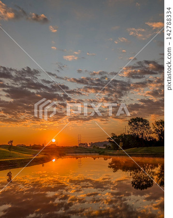 Golden sunset reflection on calm pond in Huntsville Alabama 142788334