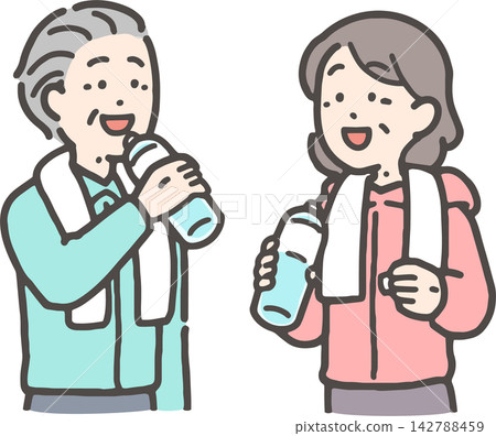老年夫婦補充水分(上半身) 老年夫婦補充水分(上半身) 142788459
