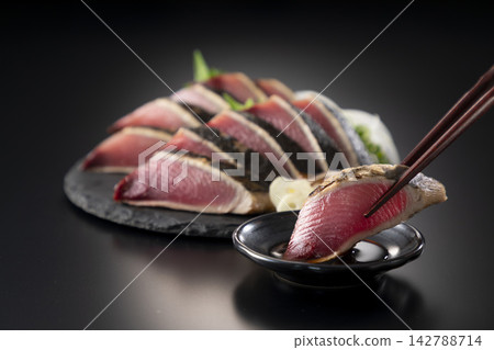 炙烤生鰹魚片配醬。 炙烤生鰹魚片配醬。 142788714