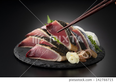 炙烤生鰹魚(用筷子夾起) 炙烤生鰹魚(用筷子夾起) 142788715