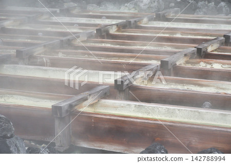 Kusatsu Onsen: Yubatake (hot spring field) with rising steam (Kusatsu Town, Agatsuma District, Gunma Prefecture) 142788994