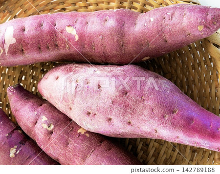 A scene of delicious-looking sweet potatoes, a taste of autumn, sitting on a basket. A scene of delicious-looking sweet potatoes, a taste of autumn, sitting on a basket. 142789188