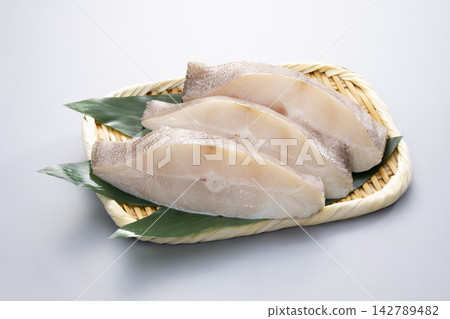 三片大菱鮃。 三片大菱鮃。 142789482