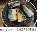七輪烤鹹鯖魚（日式料理，居酒屋菜單，圖中無人） 142789504
