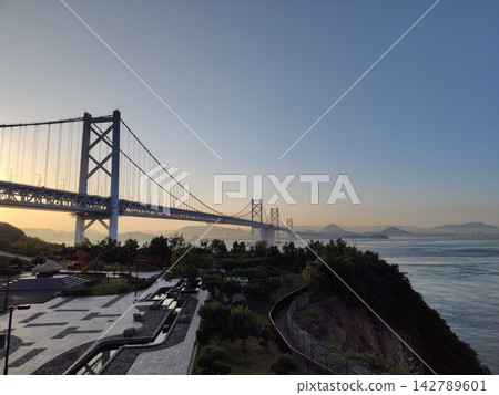 夕陽西下,瀨戶大橋與瀨戶內海交相輝映,形成美妙的色彩漸層。 夕陽西下,瀨戶大橋與瀨戶內海交相輝映,形成美妙的色彩漸層。 142789601