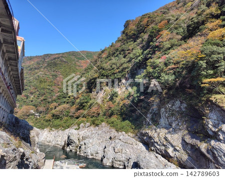 在藍天下,奧博克峽谷潔白的岩壁和觀光船碼頭綿延展開。 在藍天下,奧博克峽谷潔白的岩壁和觀光船碼頭綿延展開。 142789603