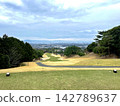 擁有蔥鬱球道和壯麗全景的高爾夫球場（運動休閒類） 142789637