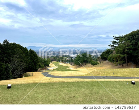 擁有蔥鬱球道和壯麗全景的高爾夫球場(運動休閒類) 擁有蔥鬱球道和壯麗全景的高爾夫球場(運動休閒類) 142789637