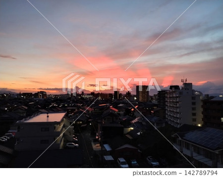 夕陽和暮色籠罩著宮崎市的城市景觀 夕陽和暮色籠罩著宮崎市的城市景觀 142789794