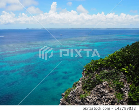 從山頂可以俯瞰宮古島蔚藍的大海和珊瑚礁全景。 142789838