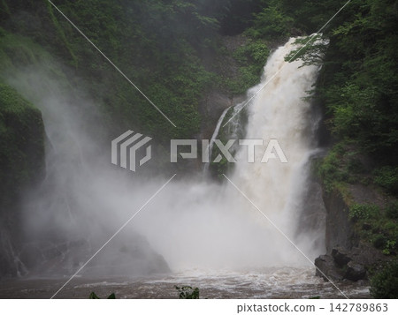 暴雨過後,阿基烏大瀑布水量充沛,水霧瀰漫。 暴雨過後,阿基烏大瀑布水量充沛,水霧瀰漫。 142789863