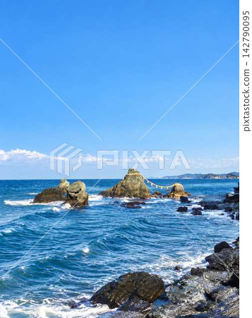 藍天和伊勢志摩縣二見浦的夫妻岩。 藍天和伊勢志摩縣二見浦的夫妻岩。 142790095