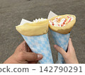 crepe in hand 142790291
