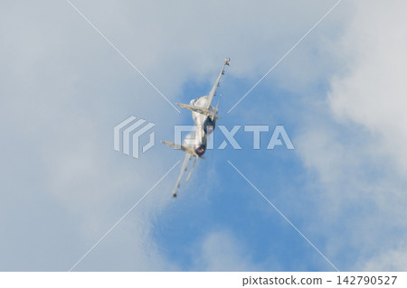 一架俄羅斯空軍蘇霍伊Su-35戰鬥機迅速爬升。 一架俄羅斯空軍蘇霍伊Su-35戰鬥機迅速爬升。 142790527
