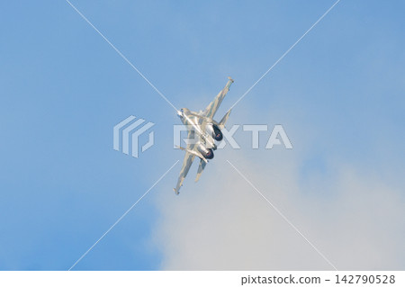 一架俄羅斯空軍蘇霍伊Su-35戰鬥機迅速爬升。 一架俄羅斯空軍蘇霍伊Su-35戰鬥機迅速爬升。 142790528