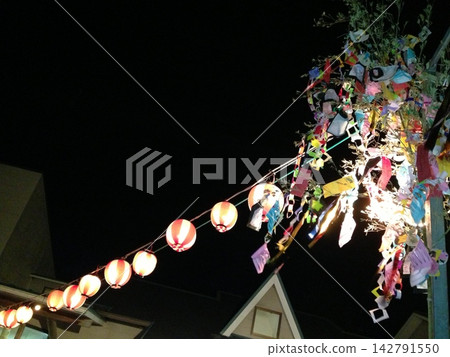 七夕節之夜,燈籠照亮了夜空 七夕節之夜,燈籠照亮了夜空 142791550