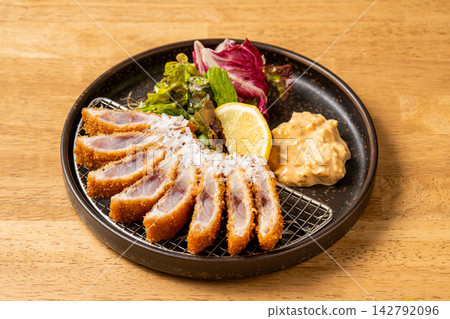 炸竹莢魚肉質鮮嫩多汁,口感極佳。 炸竹莢魚肉質鮮嫩多汁,口感極佳。 142792096