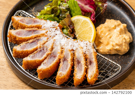 炸竹莢魚肉質鮮嫩多汁,口感極佳。 炸竹莢魚肉質鮮嫩多汁,口感極佳。 142792100