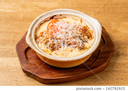一道濃鬱香滑、風味十足的牡蠣焗烤菜餚 一道濃鬱香滑、風味十足的牡蠣焗烤菜餚 142792915