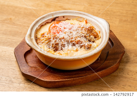 一道濃鬱香滑、風味十足的牡蠣焗烤菜餚 一道濃鬱香滑、風味十足的牡蠣焗烤菜餚 142792917
