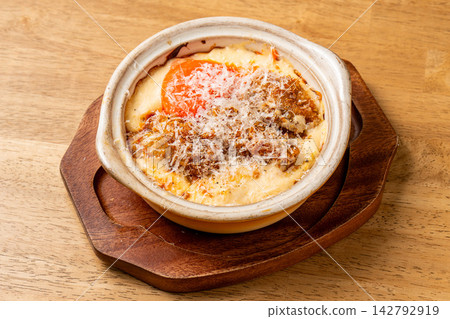一道濃鬱香滑、風味十足的牡蠣焗烤菜餚 一道濃鬱香滑、風味十足的牡蠣焗烤菜餚 142792919