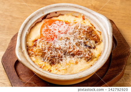 一道濃鬱香滑、風味十足的牡蠣焗烤菜餚 一道濃鬱香滑、風味十足的牡蠣焗烤菜餚 142792920