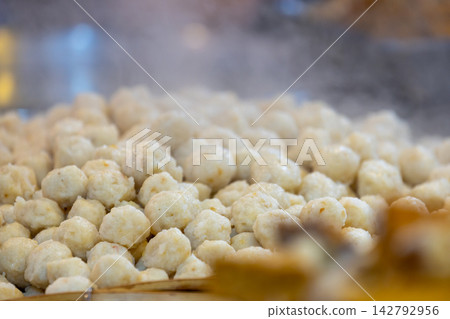 九份山城的魚丸子與熱騰騰的蒸氣 九份山城的魚丸子與熱騰騰的蒸氣 142792956