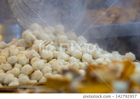 九份山城的魚丸子與熱騰騰的蒸氣 九份山城的魚丸子與熱騰騰的蒸氣 142792957