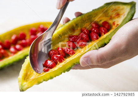 用湯匙去除紅色種子-準備過程。 用湯匙去除紅色種子-準備過程。 142792985