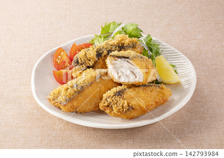炸西班牙鯖魚,切開顯示橫切面。 炸西班牙鯖魚,切開顯示橫切面。 142793984