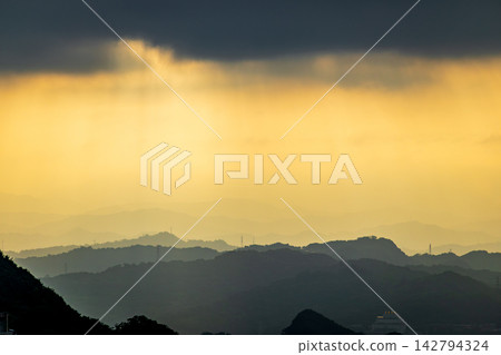九份山城的夕陽山景 九份山城的夕陽山景 142794324