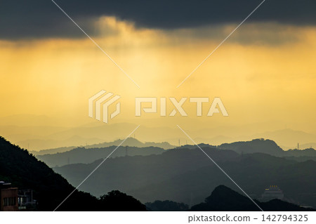 九份山城的夕陽山景 九份山城的夕陽山景 142794325