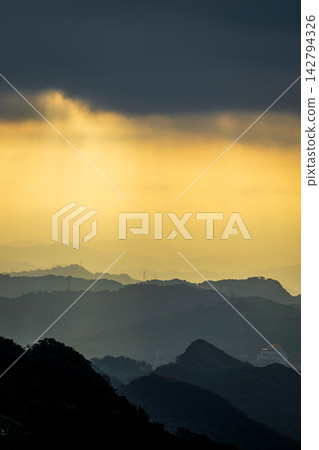 九份山城的夕陽山景 九份山城的夕陽山景 142794326