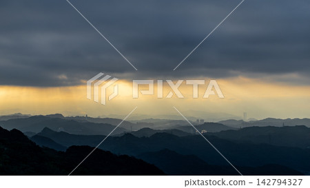 九份山城的夕陽山景 九份山城的夕陽山景 142794327