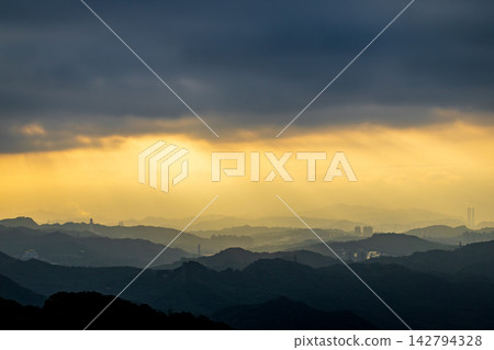 九份山城的夕陽山景 九份山城的夕陽山景 142794328