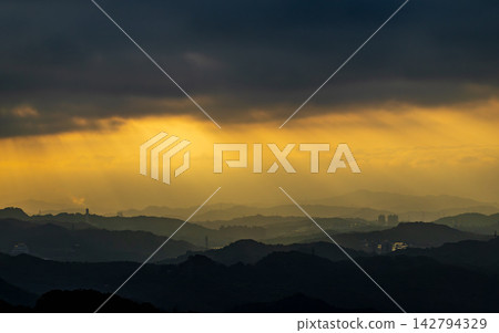 九份山城的夕陽山景 九份山城的夕陽山景 142794329