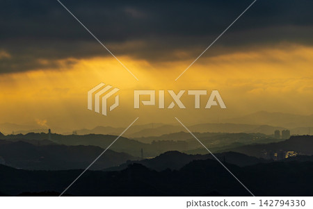 九份山城的夕陽山景 九份山城的夕陽山景 142794330