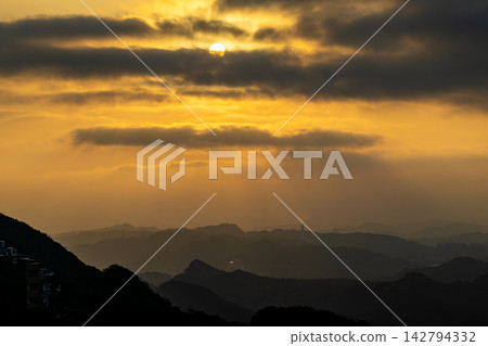 九份山城的夕陽山景 九份山城的夕陽山景 142794332
