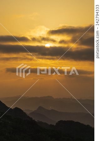 九份山城的夕陽山景 九份山城的夕陽山景 142794333