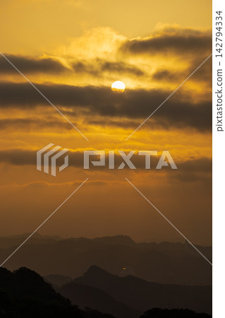 九份山城的夕陽山景 九份山城的夕陽山景 142794334