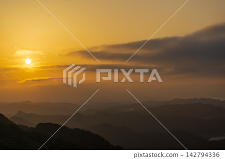 九份山城的夕陽山景 九份山城的夕陽山景 142794336