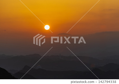 九份山城的夕陽山景 九份山城的夕陽山景 142794338