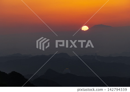 九份山城的夕陽山景 九份山城的夕陽山景 142794339