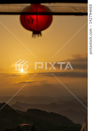 九份山城的夕陽紅燈籠 九份山城的夕陽紅燈籠 142794668