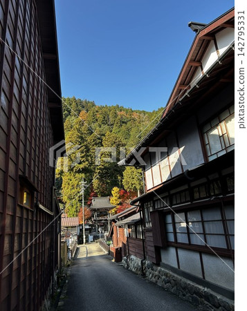 岐阜縣郡上市郡上八幡的古老街景和狹窄巷道 岐阜縣郡上市郡上八幡的古老街景和狹窄巷道 142795331