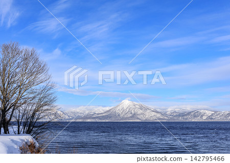 從北海道千歲市莫拉普眺望支笏湖和惠庭山 [二月] 142795466
