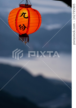 九份山城的山景紅燈籠 九份山城的山景紅燈籠 142795905