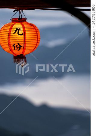 九份山城的山景紅燈籠 九份山城的山景紅燈籠 142795906